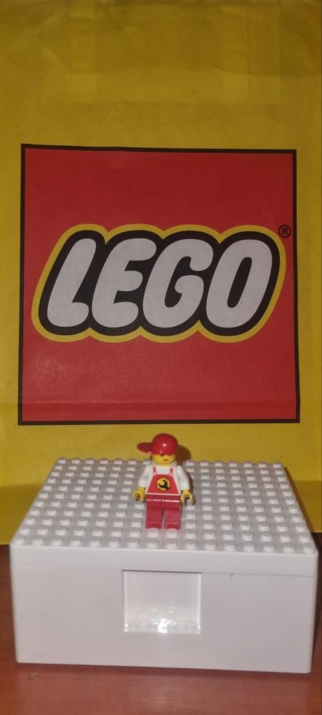 Lego minifiguur met rode pet en tuinbroek, Ophalen of Verzenden
