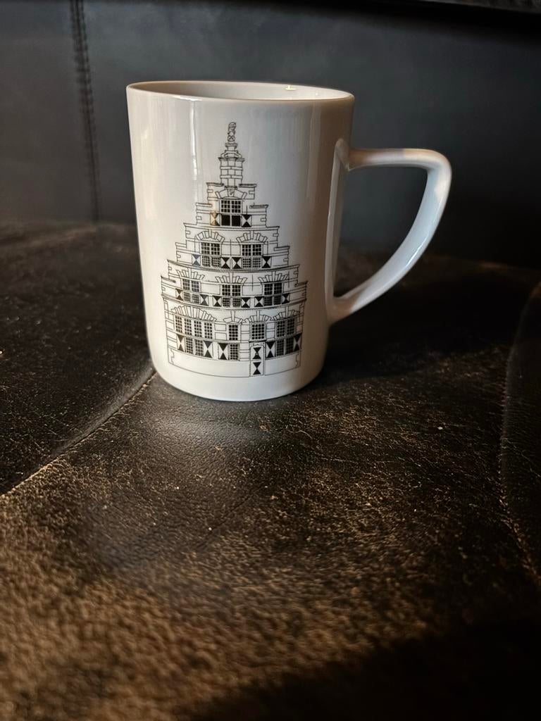 2 Mokken - uitgave  Leidsch Dagblad, Keramiek, Ophalen of Verzenden, Zo goed als nieuw, Wedgwood