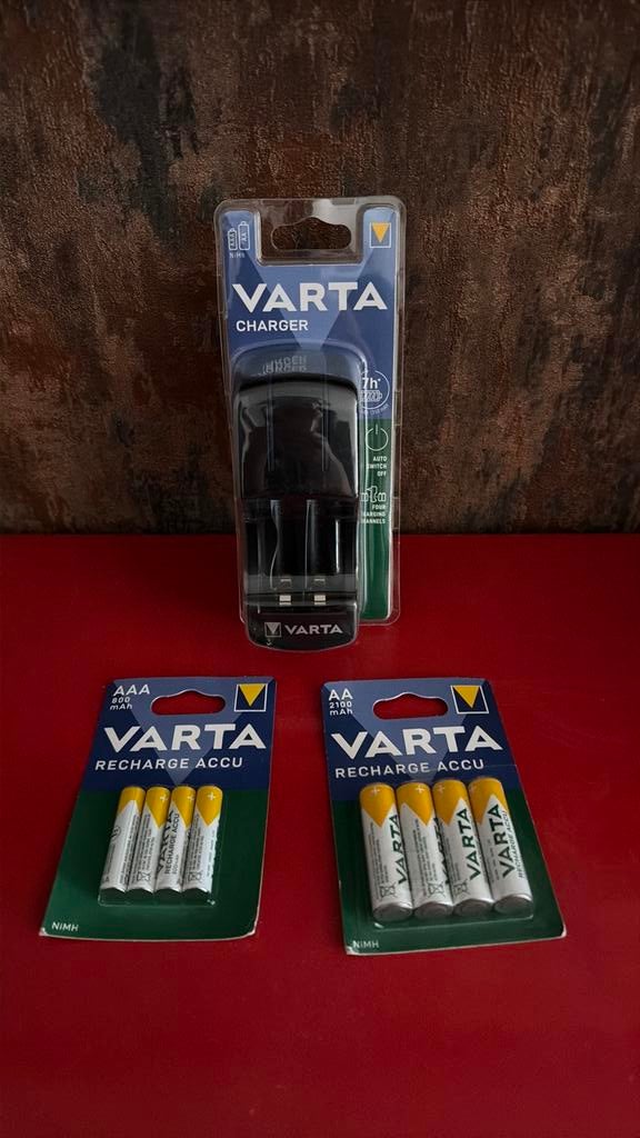 Oplaadbare batterij + oplader nog in verpakking, Audio, Tv en Foto, Accu's en Batterijen, Ophalen of Verzenden, Zo goed als nieuw