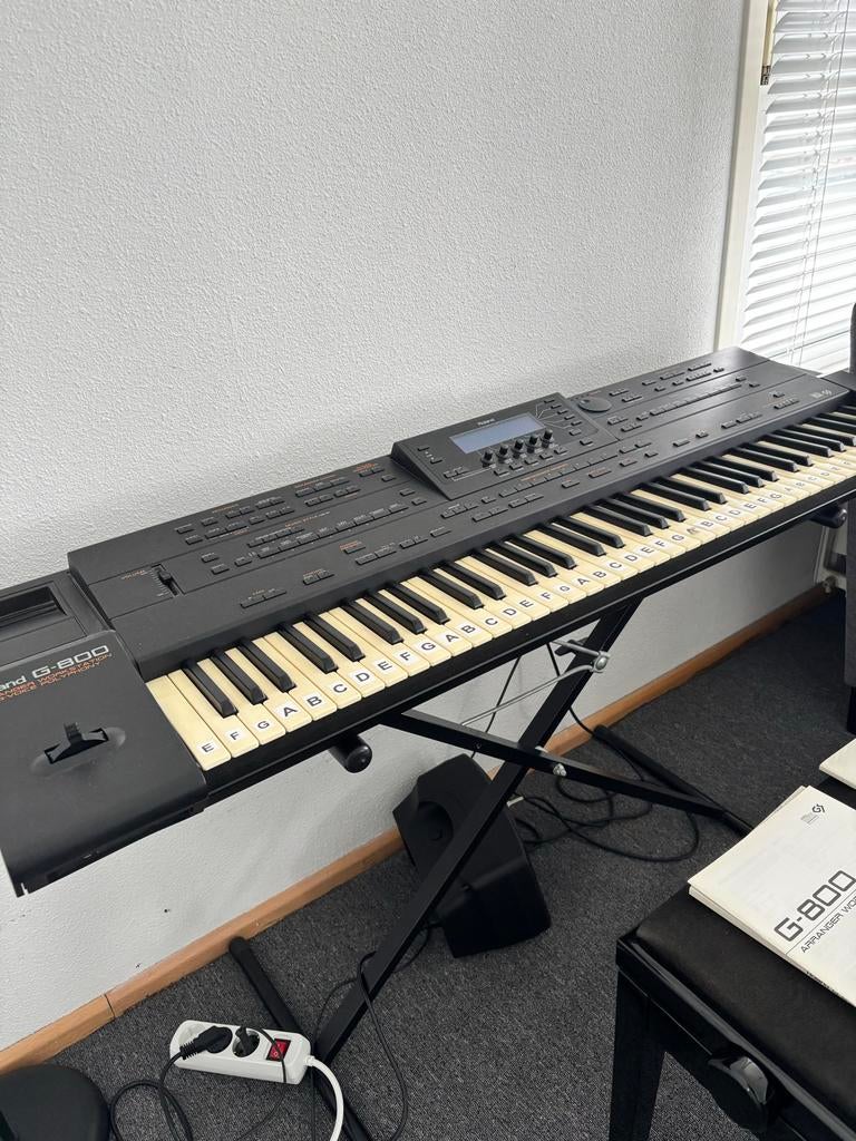 Roland G-800 keyboard met statief en handleidingen, Gebruikt, Roland, Ophalen of Verzenden, Met standaard