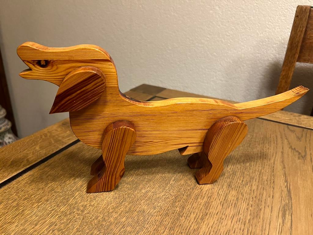 Leuke houten gelakte teckel. 32 x 17 cm, Ophalen of Verzenden, Zo goed als nieuw, Beeldje of Figuurtje