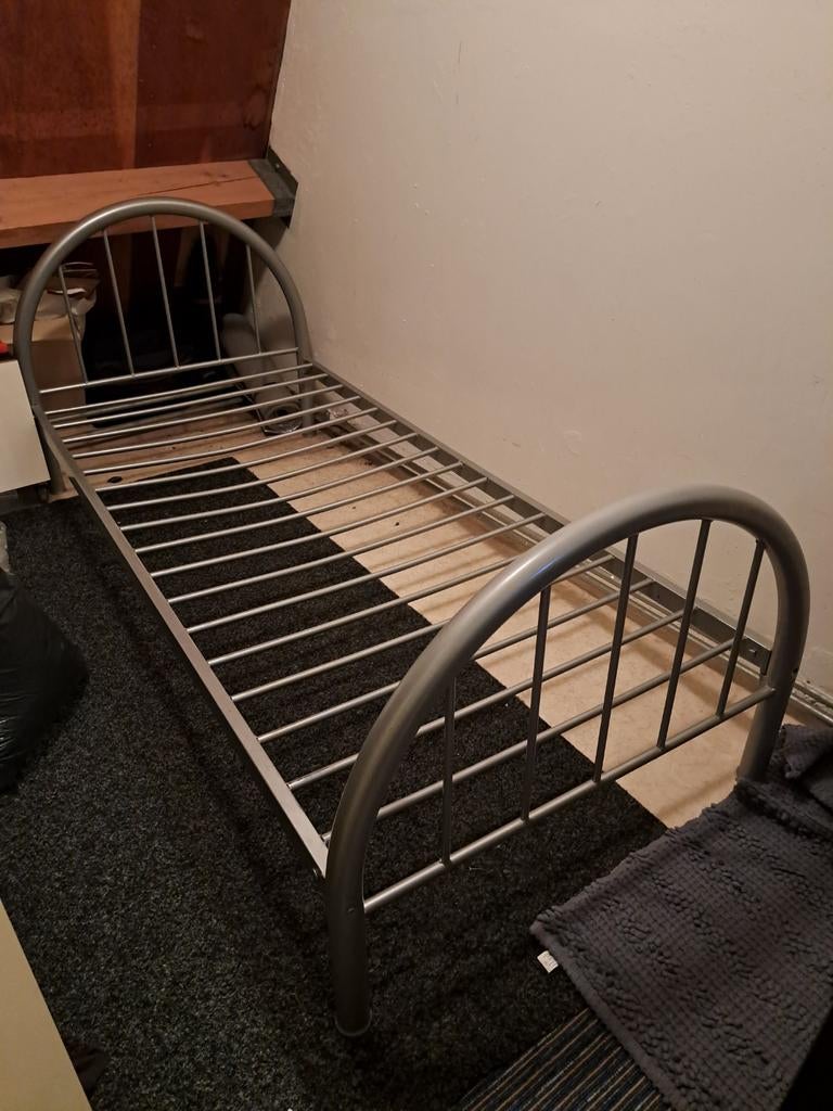 Metaal bed  1 persoon 2.10 cm lang en 95 cm breed  met 4 sch, Huis en Inrichting, Slaapkamer | Bedden, Ophalen of Verzenden, Eenpersoons
