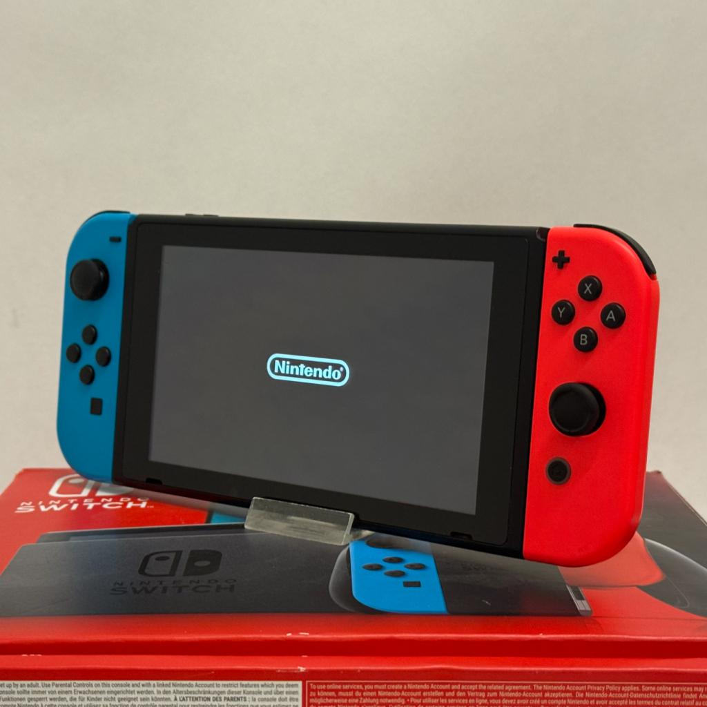 Nintendo Switch V2 Rood / Blauw, Nintendo, Zo goed als nieuw, Support@nintendo.com, 11-1 Hokotate-cho, Kamitoba, Minami-ku
Kyoto 601-8501
Japan