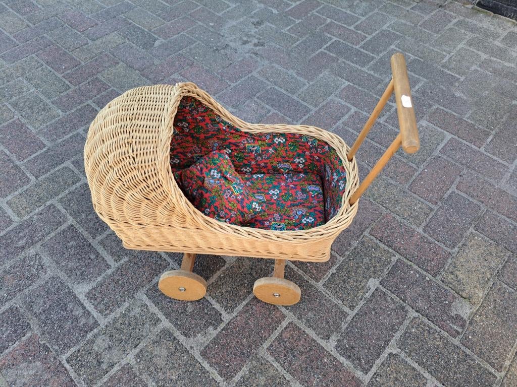 Rieten poppenwagen, Kinderen en Baby's, Speelgoed | Poppen, Ophalen, Zo goed als nieuw, Babypop