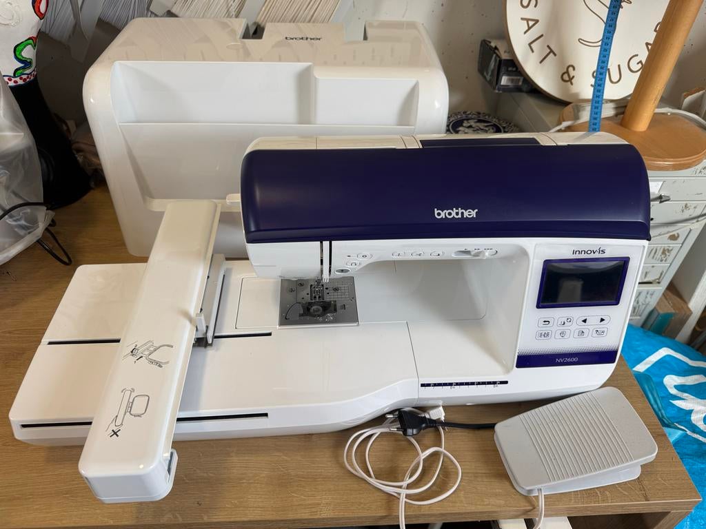 Brother Innovis NV2600 naai- en borduurmachine + extras!, Ophalen of Verzenden, Zo goed als nieuw, Naaimachine, Brother