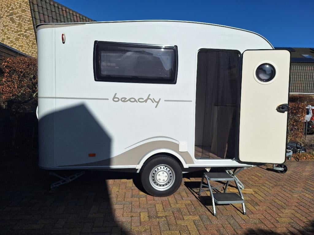 Hobby Beachy 360 – 2022 – Zo goed als nieuw + zeer compleet!, Caravans en Kamperen, Caravans, Standaardzit, Tot en met 2, 750 - 1000 kg