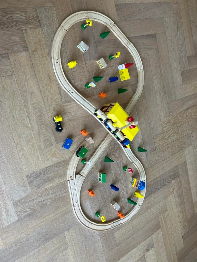 Mentari Houten treinbaan met accessoires en treinen, Kinderen en Baby's, Ophalen of Verzenden, Gebruikt