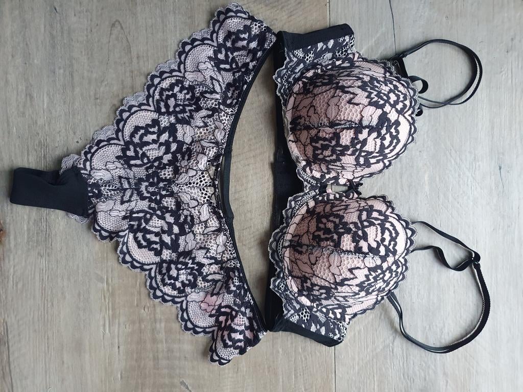 Hunkemoller Zwart kanten lingeriesetje met roze onderlaag, Hunkemöller, Ophalen of Verzenden, Zwart, Setje