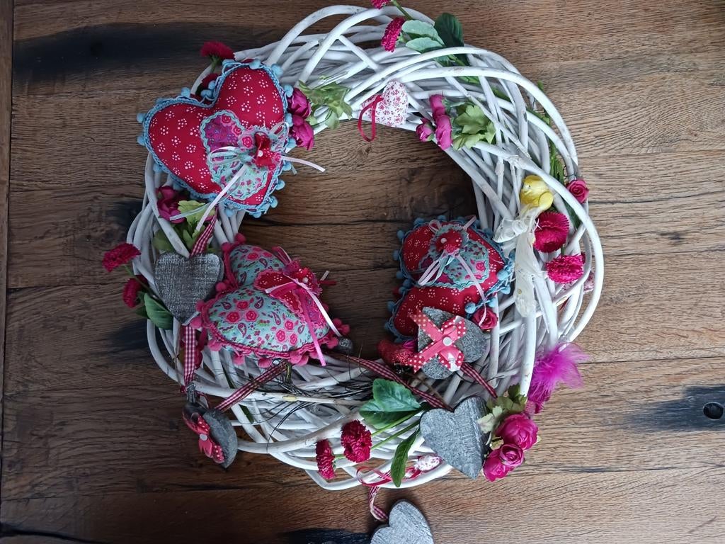 Witte krans met rode hartjes van stof en andere versiering, Ophalen of Verzenden, Zo goed als nieuw