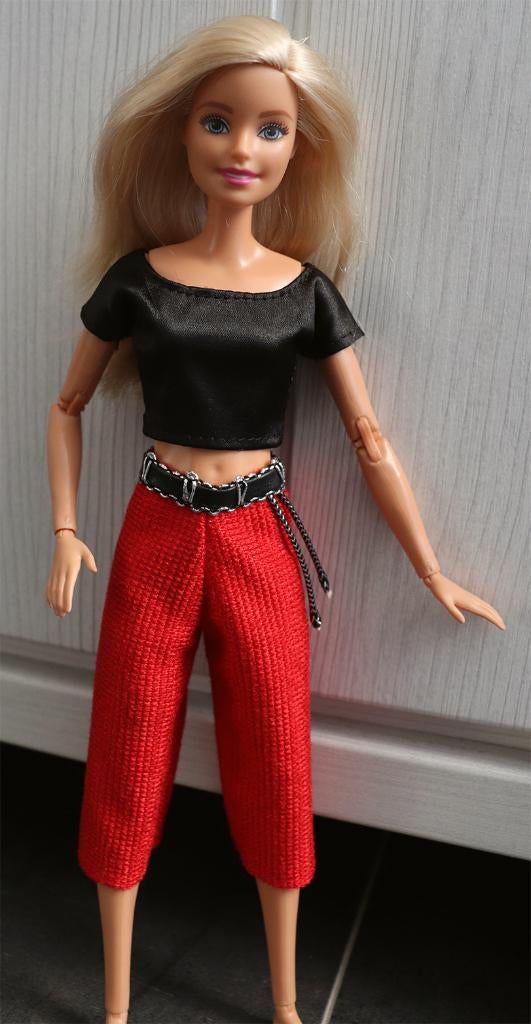 Barbie kleding nieuw - Outfit zwart topje met rode broek, Ophalen of Verzenden, Nieuw, Barbie