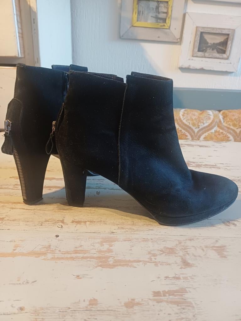 Zwarte suède enkellaarsjes maat 42 - Italiaans design, Zwart, Lage of Enkellaarzen, Ophalen of Verzenden, Monfrance