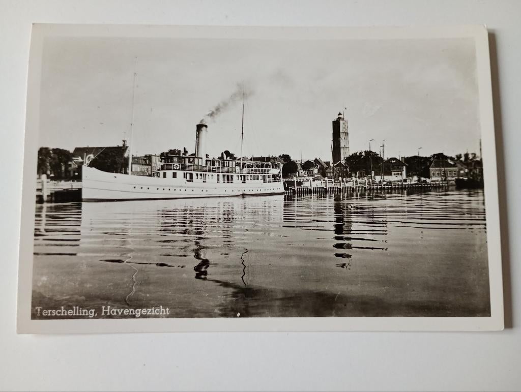 Terschelling Haven met Scheepvaart 1950, Verzamelen, Ophalen of Verzenden, 1940 tot 1960, Gelopen, Waddeneilanden