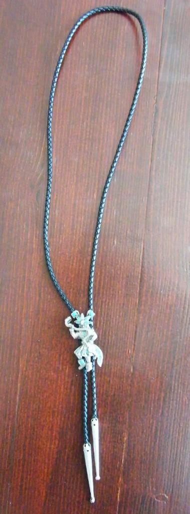 Bolo Tie met indianenfiguur, Ophalen of Verzenden, Zo goed als nieuw, Zilver, Overige materialen