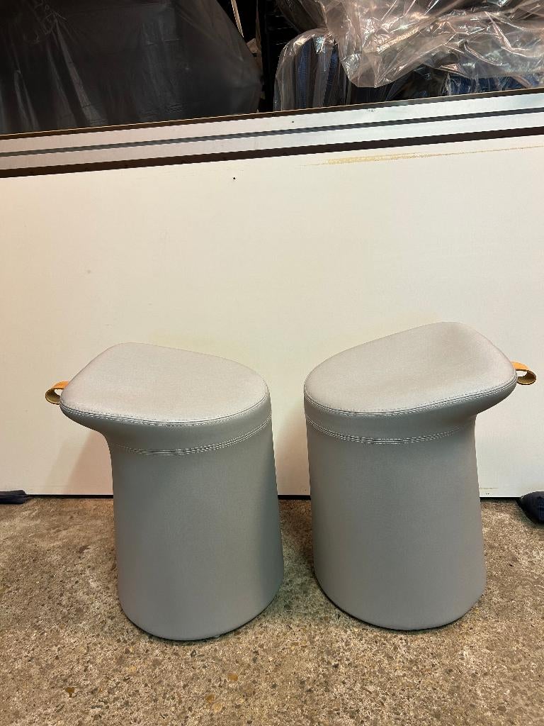 2 IZGS Artifort Lilla Lila poef kruk stoel lichtgrijs, Huis en Inrichting, Ophalen of Verzenden, Zo goed als nieuw, Nvt, Nvt