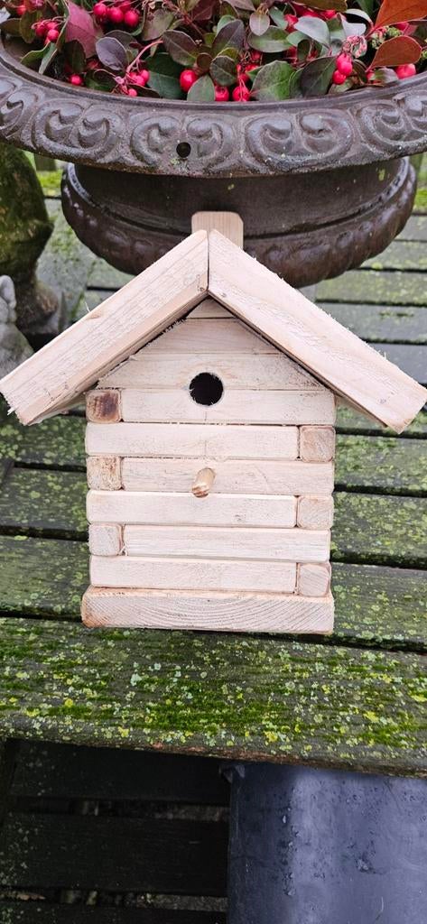 Degelijk handgemaakt vogelhuisje, Ophalen