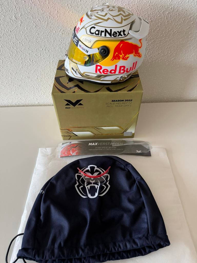 Max Verstappen 2022 seizoen helm 1:2, Verzamelen, Automerken, Motoren en Formule 1, Ophalen of Verzenden, Zo goed als nieuw, Formule 1