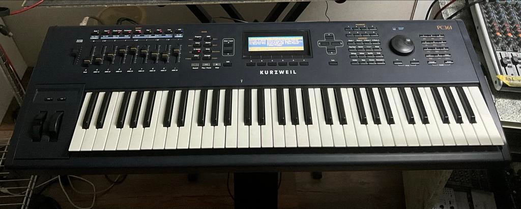 Kurzweil PC361 in uitstekende staat in zelfbouwcase., 61 toetsen, Zo goed als nieuw, Aanslaggevoelig, Ophalen