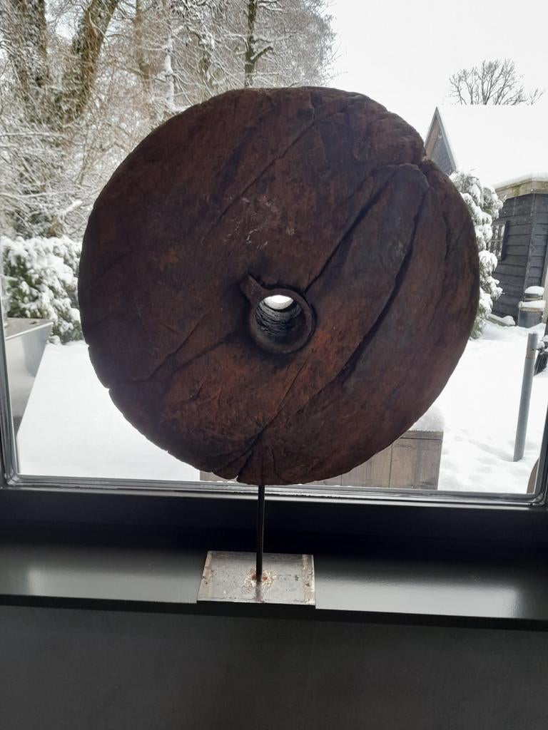 Oud houten wagenwiel decoratie, Ophalen