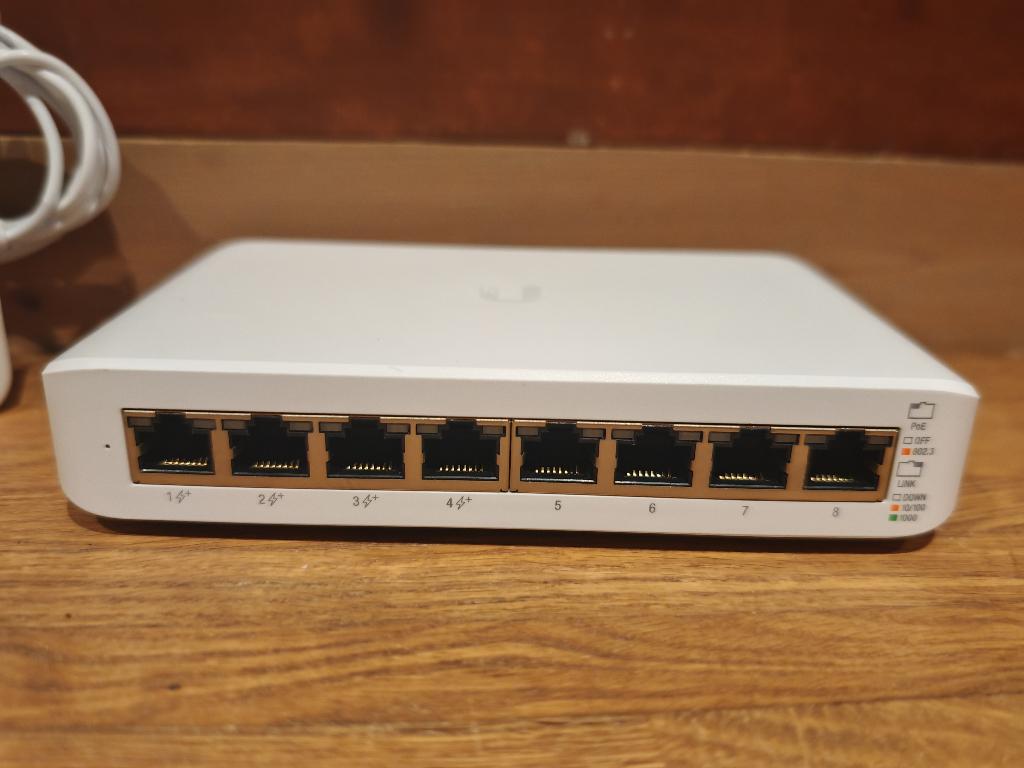 Ubiquiti Unifi USW-Lite-8-PoE, Ekkersrijt 3102, 5692CC Eindhoven, Ubiquiti, Ophalen of Verzenden, Zo goed als nieuw