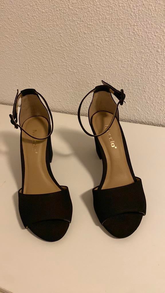 Nieuw zwarte suede open schoenen maat 36 merk Moccio, Kleding | Dames, Schoenen, Zwart, Nieuw, Ophalen of Verzenden, Schoenen met hoge hakken