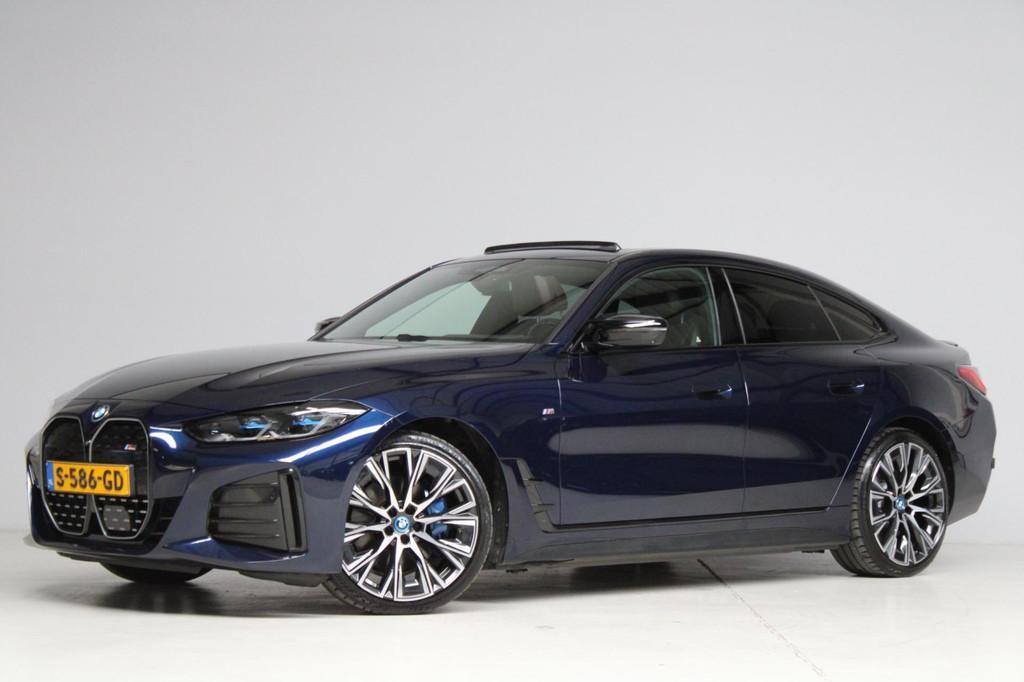 BMW I4 M50 M-sport | schuifkanteldak | adap. cruise | head-u, Gebruikt, 110 €/maand, Blauw, 1398 min