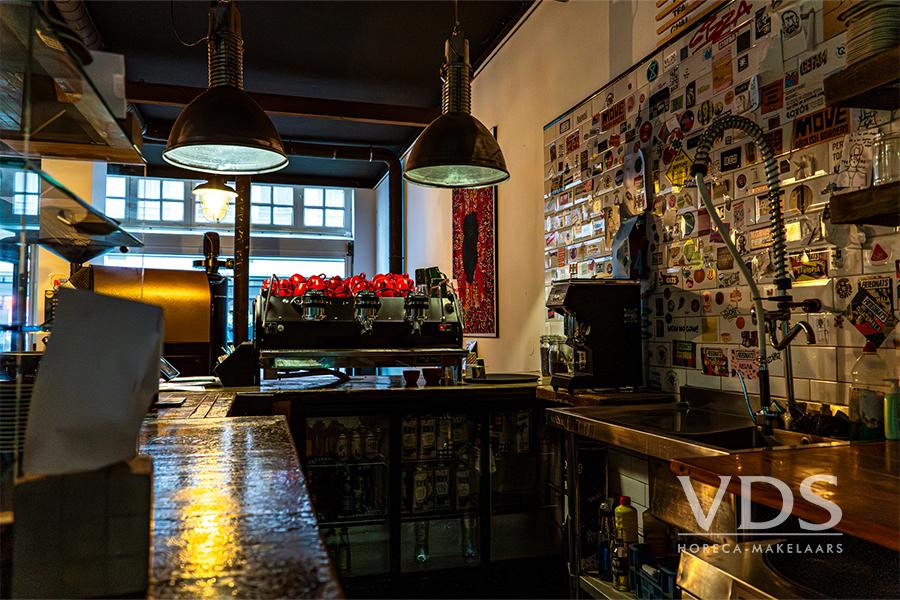 Populaire cafe/lunchroom/koffiebar ter overname. Toplocatie!