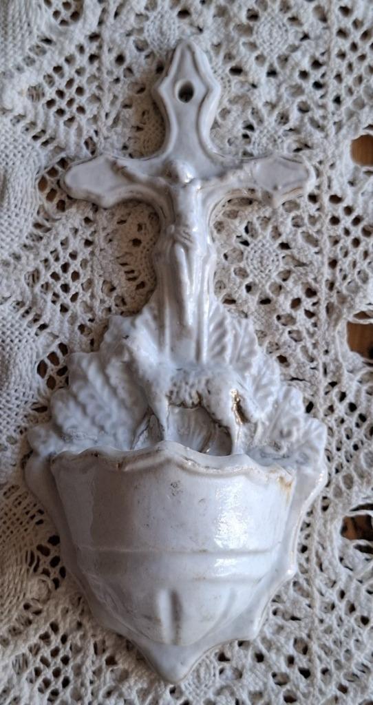 Antieke porseleinen wijwaterbakje met lam en Jesus aan kruis, Ophalen of Verzenden