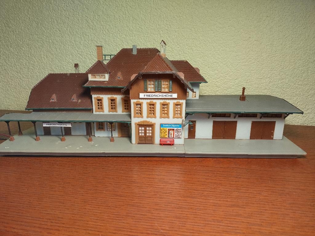 Faller B-1518 - Groot station met verlichting, Overige merken, Gebruikt, Gelijkstroom of Wisselstroom, Brug, Tunnel of Gebouw