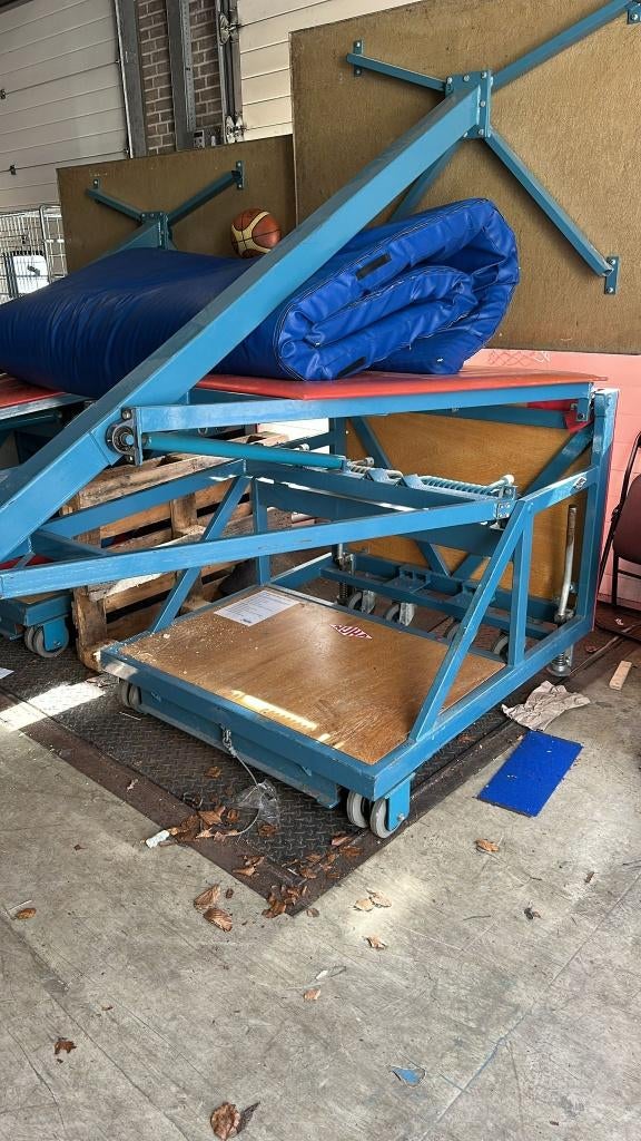 2 basketbal torens uit gymzaal, Ophalen, Gebruikt, Bal