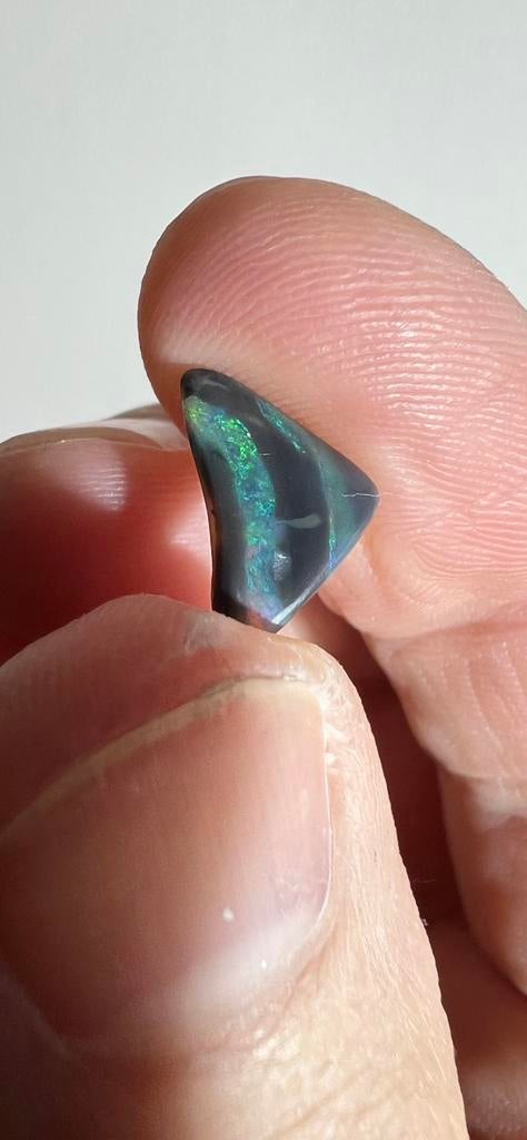 Stukje donker Australisch opaal, Ophalen