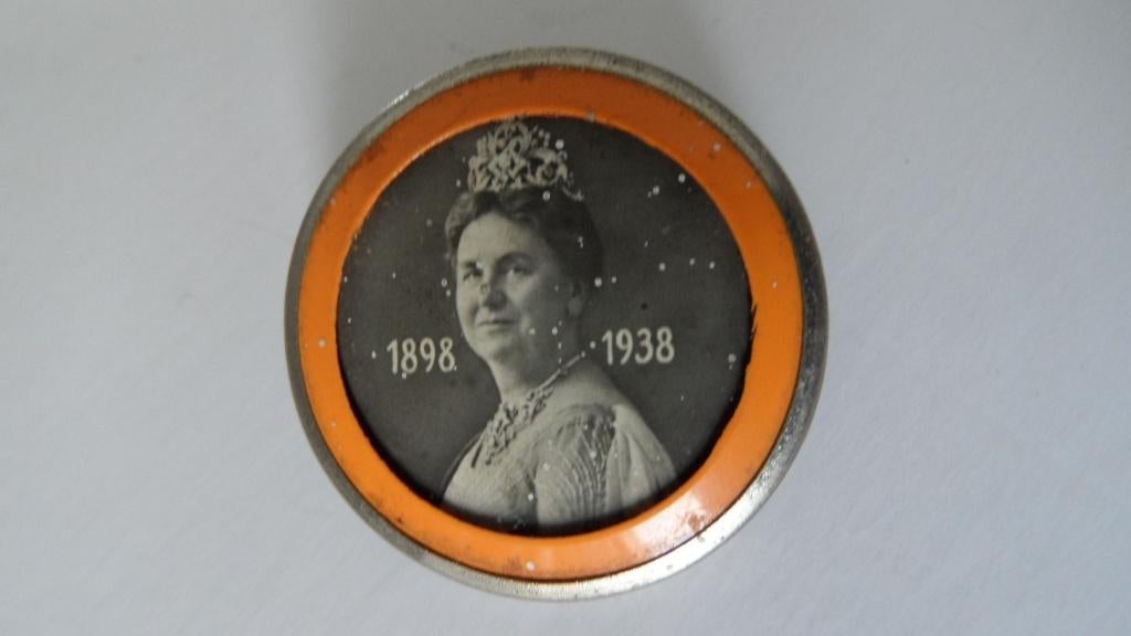 Koningin Wilhelmina  1998-1938 Jubileum speld, Verzenden, Zo goed als nieuw, Merk, Speldje of Pin
