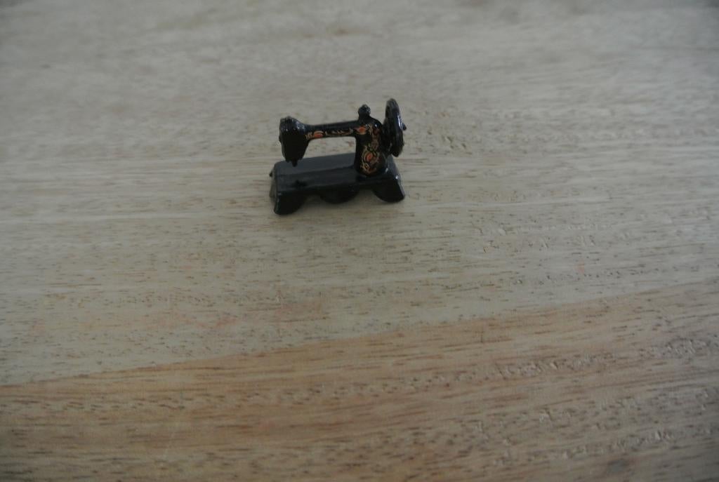 Poppenhuis Naaimachine / nr 141, Ophalen of Verzenden, Nieuw, Decoratie