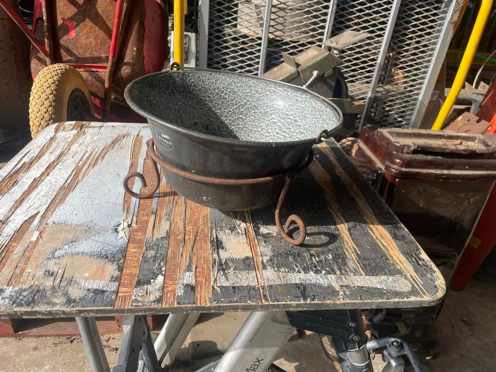 Vintage geëmailleerde teil met smeedijzeren standaard, Antiek en Kunst, Antiek | Emaille, Ophalen