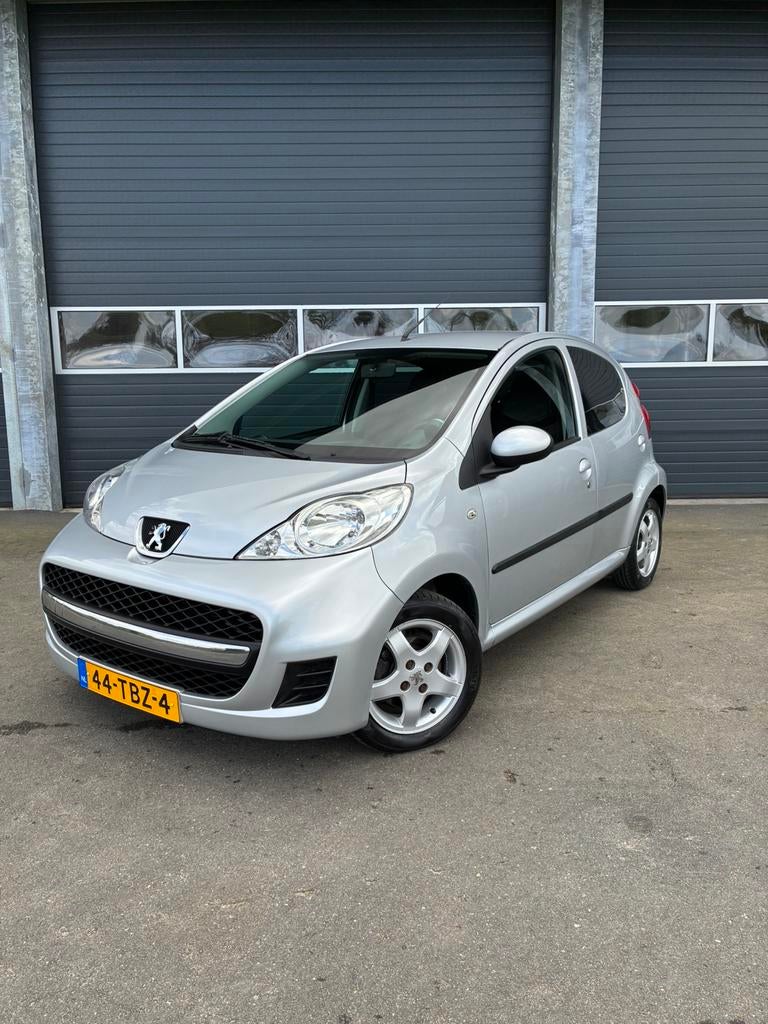 Peugeot 107 1.0 12V 5DR 2012 Grijs, Auto's, Peugeot, Voorwielaandrijving, Euro 5, Stof, 68 pk