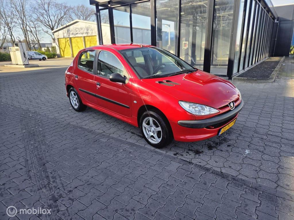 Peugeot 206 1.1 Pop' Art nieuwe apk, Auto's, Voorwielaandrijving, Gebruikt, 31 €/maand, 4 cilinders
