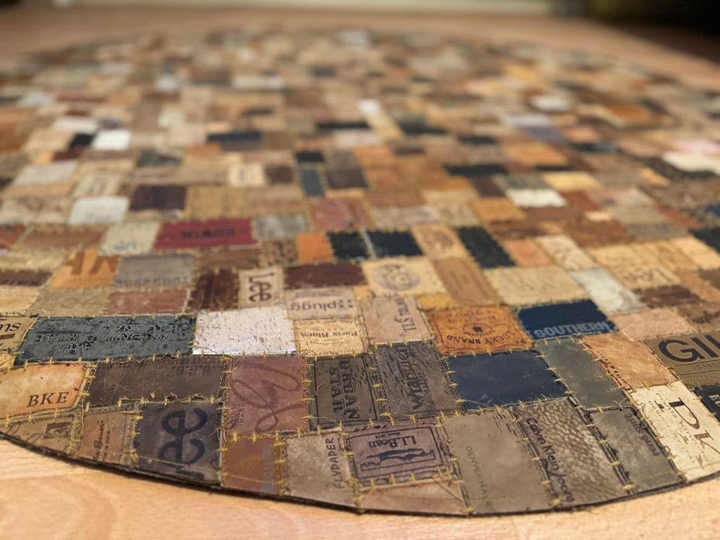 Rond vloerkleed patchwork van leren broeklabels - DOK2, Ophalen, Gebruikt, 100 tot 150 cm, Bruin