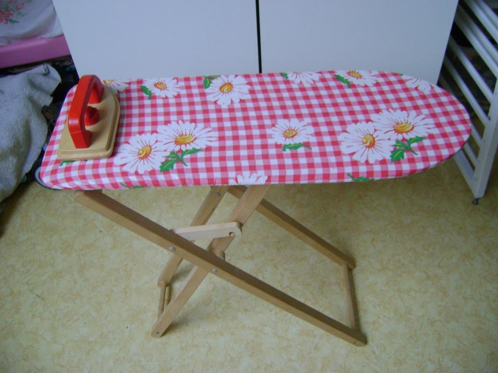 houten strijkplankje 60lx 56hmet houten strijkijzer van ikea, Kinderen en Baby's, Speelgoed | Houten speelgoed, Ophalen of Verzenden