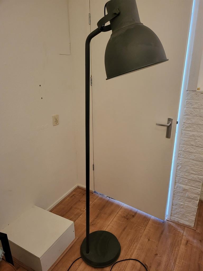 IKEA staande lamp - gratis op te halen, Huis en Inrichting, Lampen | Vloerlampen, Ophalen, Gebruikt, Metaal, 150 tot 200 cm