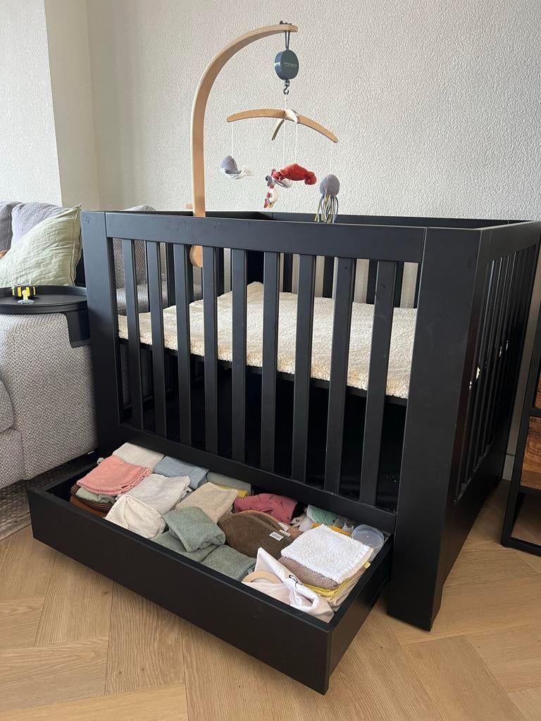 Kidsmill Alaska Box Zwart met Lade + Extra's - Z.G.A.N., Ophalen, Zo goed als nieuw, Vierkant, Boxkleed