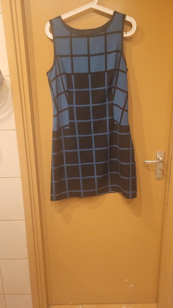 Mooi jurk merk steps, Kleding | Dames, Jurken, Ophalen of Verzenden, Zo goed als nieuw, Maat 36 (S), Onder de knie