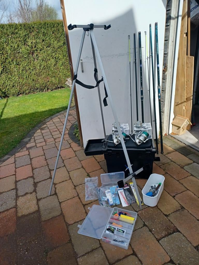 Strandhengels, molens, driepootsteun,viskoffer enz., Ophalen