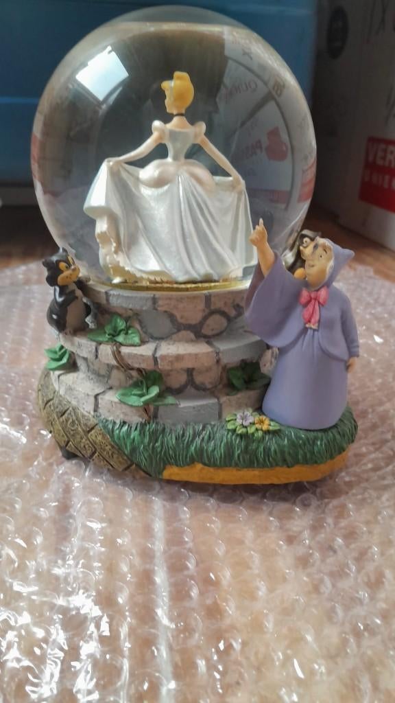 assepoester snowglobe muziekdoos, Ophalen of Verzenden, Assepoester of Belle, Zo goed als nieuw, Beeldje of Figuurtje