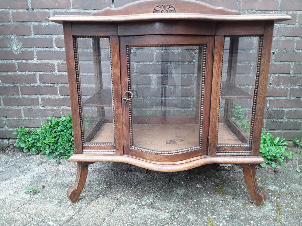 Antiek theekastje. Eikenhout en glas. Breedte is 75 cm., Antiek en Kunst, Antiek | Meubels | Kasten, Ophalen of Verzenden