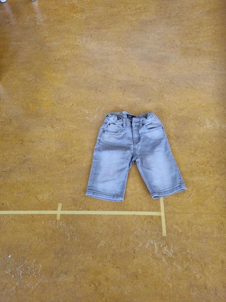 Grijze spijkerbroek korte broek, Ophalen