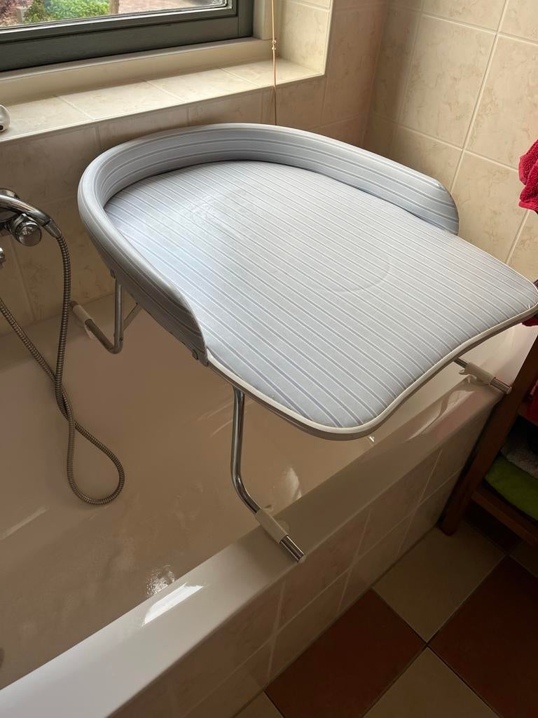 aankleedkussen over een bad – praktisch & ruimtebesparend, Kinderen en Baby's, Badjes en Verzorging, Ophalen, Gebruikt, Aankleedkussen