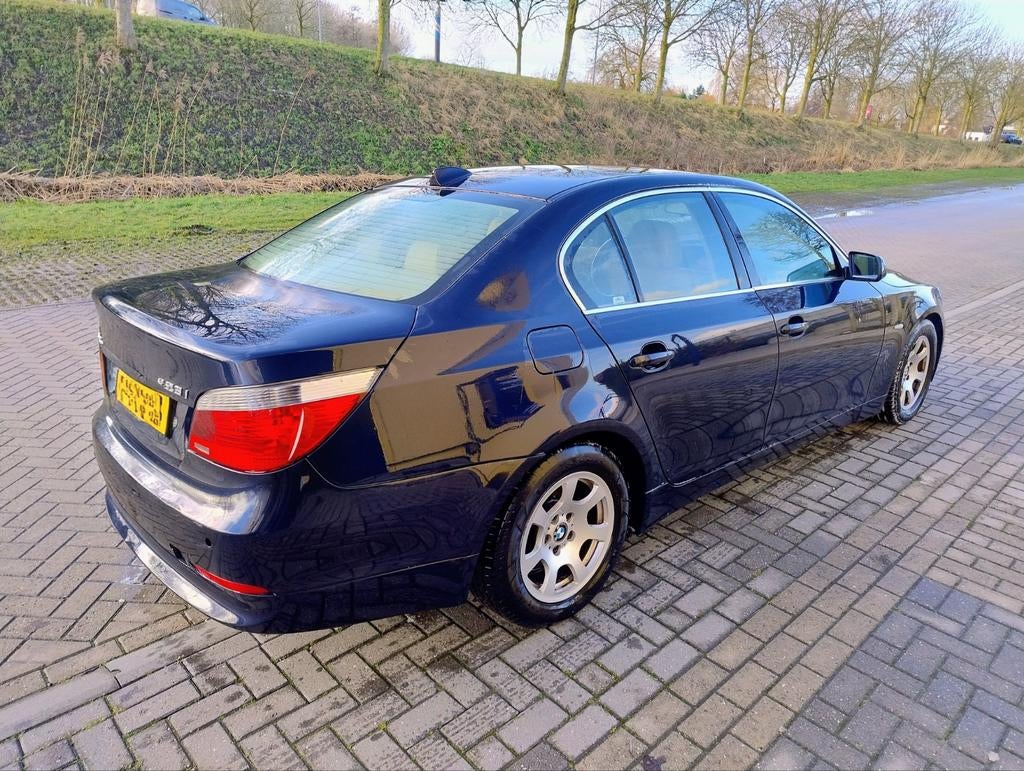 BMW 5-Serie 2.5 I 523 AUTOMAAT LEER 2005 LAGE NAP km stand, Auto's, Automaat, Achterwielaandrijving, 1800 kg, Beige