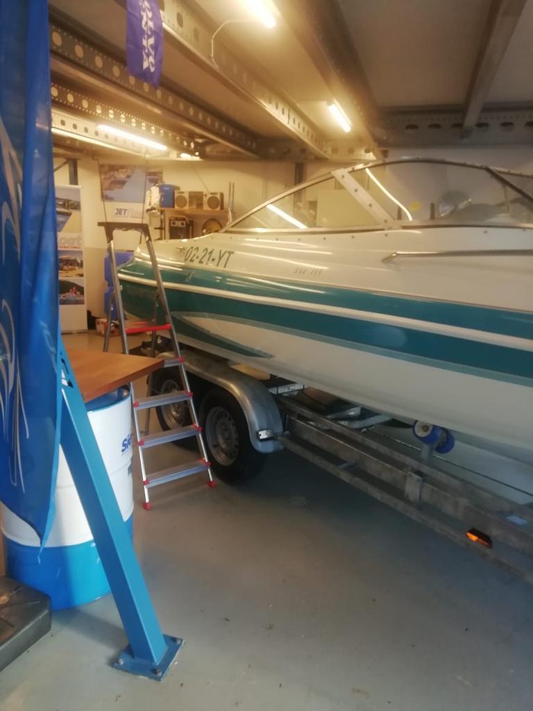 Zeer nette Glastron V8 met trailer, Watersport en Boten, Speedboten, Ophalen, Gebruikt, Binnenboordmotor, 6 meter of meer