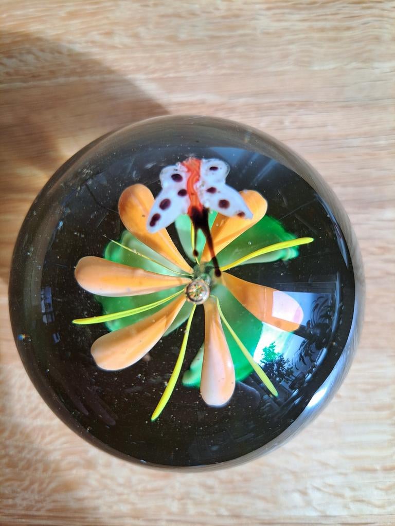 Presse-papiers bloem met vlinder., Ophalen of Verzenden