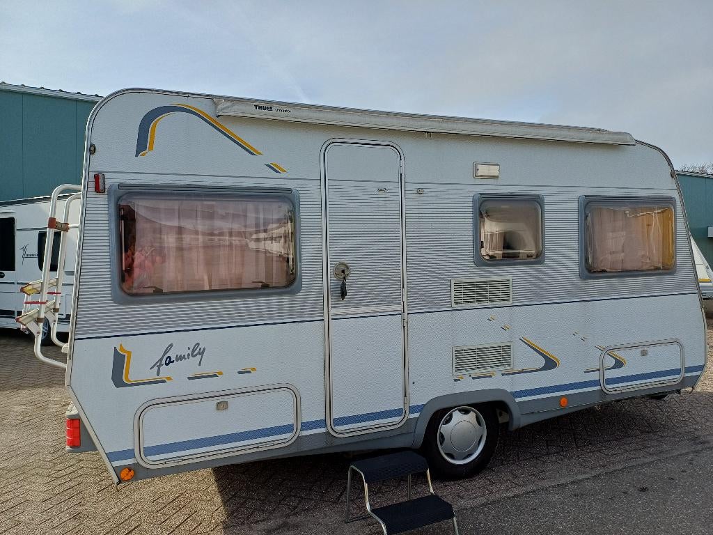 Caravan Dethlefs 450 Family, met voortent en zakluifel, Caravans en Kamperen, Caravans, Rondzit, 60 kg, Particulier, Schokbreker