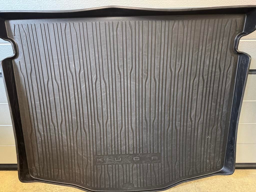 Kuip voor bagageruimte Ford Kuga, Ophalen, Zo goed als nieuw